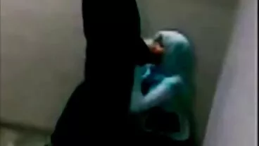 גב' ThunderTits בוגדת בבעלי עם בייביסיטר בחורות יפות בסקס