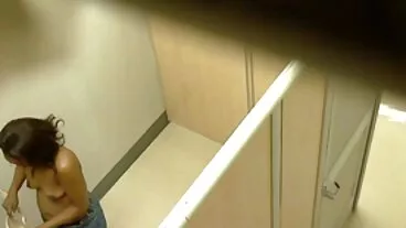 הבן החורג הקשיש של טארה מסדר בחורות מתפשטות אותה במדרגות
