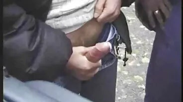 סטודנט במכללה גמירות של בחורות נענש על ידי פרופסור