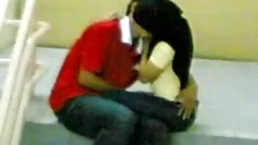 אנאלי מהביל-חושני עם המשפריץ אדריאנה בחורות מעוננות צ'צ'יק