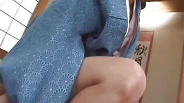 מתבגרת בחורות יפות בערום ב-POV מכוסה את פניה היפות בג'יז