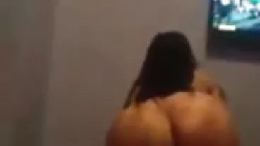 אמא חורגת מרפאה בחורות ערמות אלרגיה למזון עם כוס צמודה