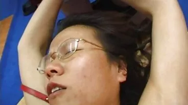 אמא חורגת בחורות ערמות מרפאה אלרגיה למזון עם כוס צמודה