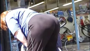 ריקי ספאניש מרגיע את בנות ערומות במקלחת אמא של חבר עם הפין!