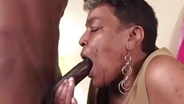 גב' בנות עם זין ThunderTits בוגדת בבעלי עם בייביסיטר