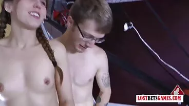 לבן החורג יש את רכיבת חייו בחורות חרמניות תחת MILF