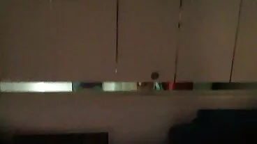 ג'וני בא על ארבע ארוחת ערב ועל בחורות ארומות פני אשתו!