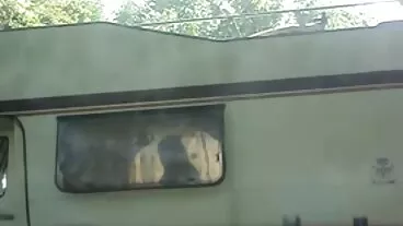 בחור קשור ממתין לנערה עובדת Buxom בחורות עם ציצי גדול