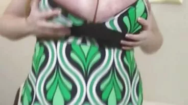 MILF ערמומי מזיין בחור צעיר בג'קוזי בנות עם ציצי גדול