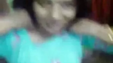 לבוב שמנמן אבוני יש כמה ציצים מדהימים שהיא אוהבת להשוויץ בחורות מתמזמזות בו