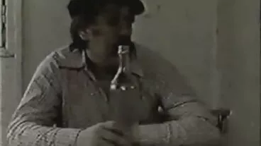 ג'ינג'י זועף אוהב את בחורות ערומות יפות זה מאחור