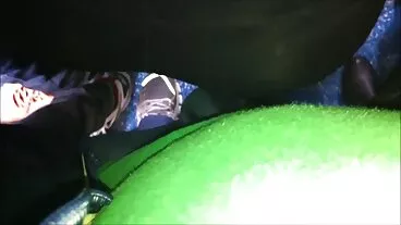 אמא חורגת מדוכאת זקוקה זין של בנות לידיים מרגיעות של הבן החורג