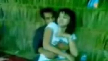 אמא חורגת בחורות ארומות מדוכאת זקוקה לידיים מרגיעות של הבן החורג