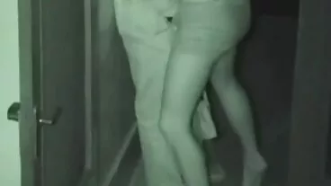 המטפל רושם את הכוס שלה ל-Young בחורות מתפשטות Stud!