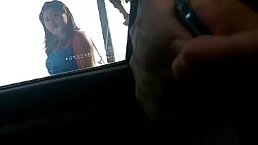 3 אצבעות 2 בחורות ערומות במשולש חורים ו-1 בלונדינית מומחה כספומט