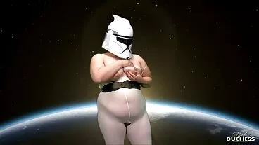 בלונדינית בחורות ארומות MILF Magnifique מציגה גוף נהדר בבריכה