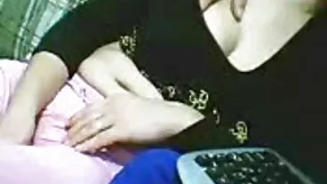 אמא בחורות חמות חורגת מדוכאת זקוקה לידיים מרגיעות של הבן החורג