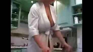 MYLF Busty בנות ערומות במקלחת Milf עוזרת פני ברבר נותנת לבוס שלה לזיין את הכוס העסיסי שלה בשביל כסף