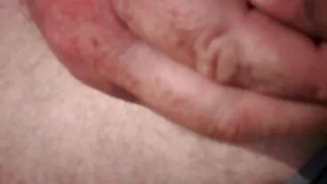 בחור חרמן נחנק בחורות עם ציצי גדול בציצי הענק שלה