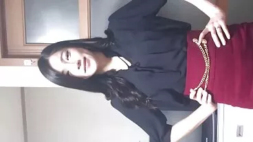 MILF ברונטית בנעלי עקב בחורות מתפשטות מציגה את גופה