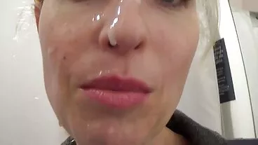 אמא חורגת מדוכאת בחורות ארומות זקוקה לידיים מרגיעות של הבן החורג