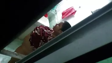 זונה נוער מושלמת נותנת את התחת שלה בחורות ערמות לחבר של אבא