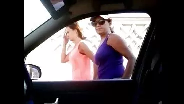 הזונה האזיקית אדריאנה צ'צ'יק מתחננת זין של בנות לגמור!